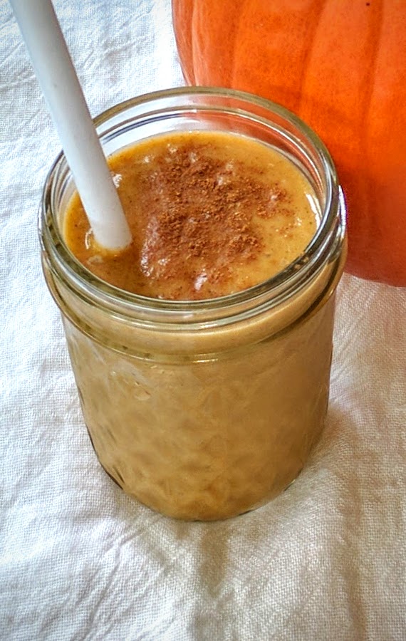 Green & Clean Pumpkin Pie Smoothie | thegreengiraffeeats.com